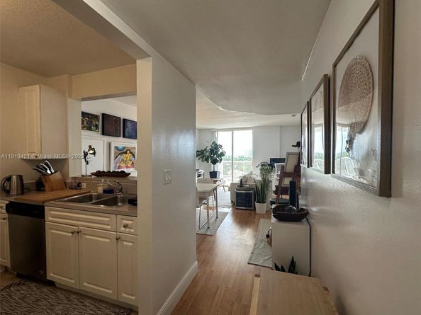 900 SW 8th St 1010, Miami FL 33130