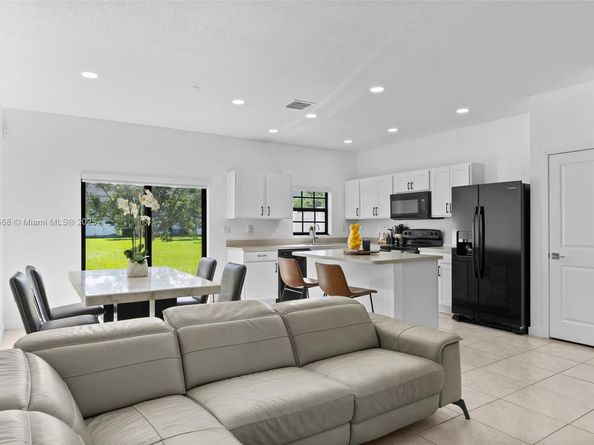 757 SW 11th St, Florida City FL 33034