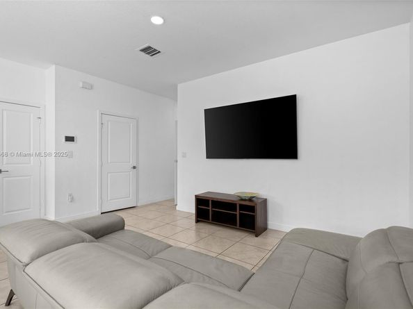 757 SW 11th St, Florida City FL 33034