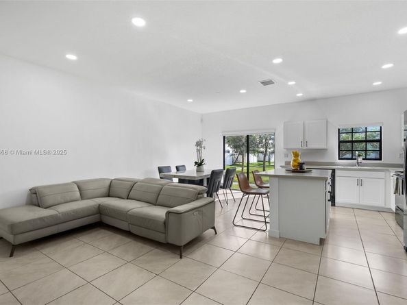 757 SW 11th St, Florida City FL 33034