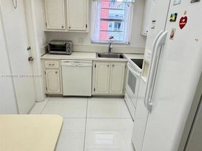 581 Blue Heron Drive 221B, Hallandale Beach FL 33009