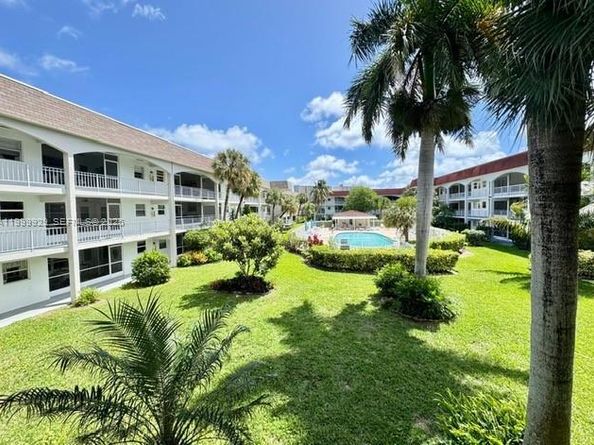 581 Blue Heron Drive 221B, Hallandale Beach FL 33009