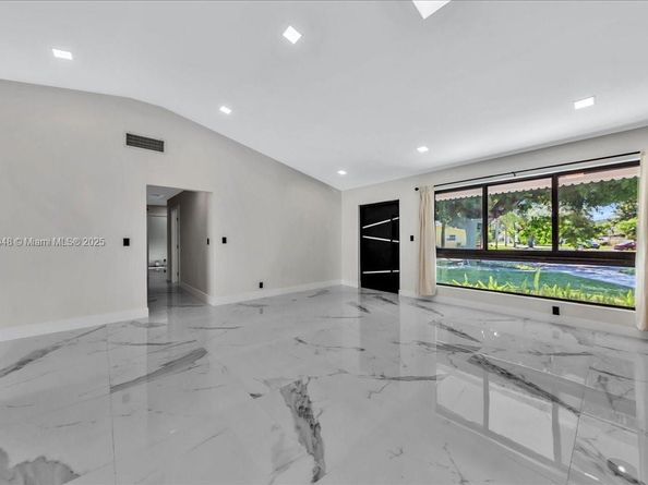 5890 SW 13th St, Plantation FL 33317