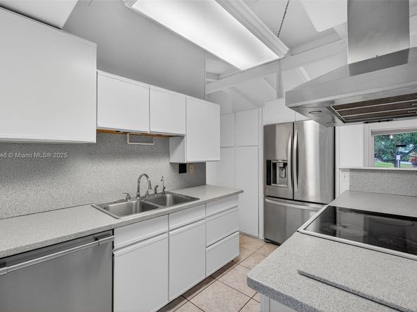 2524 Marathon Ln, Fort Lauderdale FL 33312