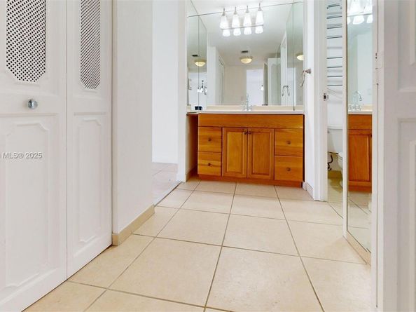 3675 N Country Club Dr 1610, Aventura FL 33180