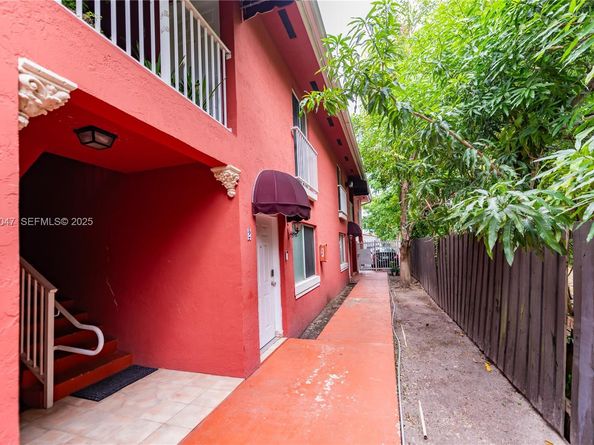 63 NW 17th Pl 6, Miami FL 33125