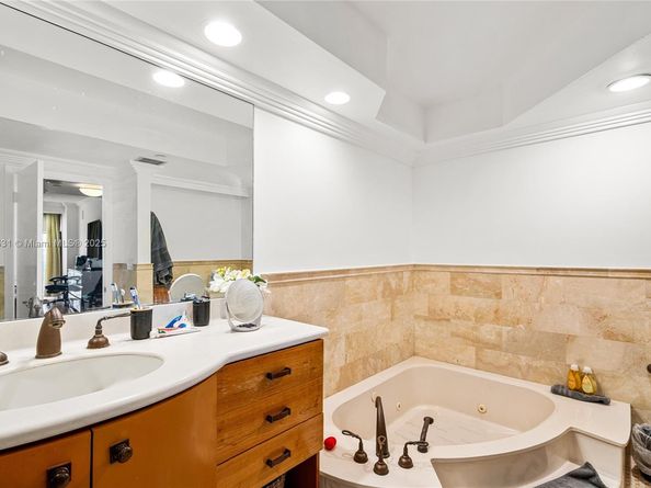 20281 E Country Club Dr 909, Aventura FL 33180