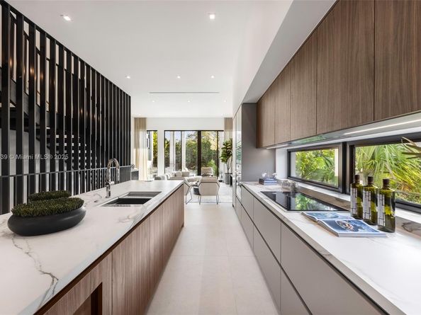 98 SW 28th Rd 1, Miami FL 33129