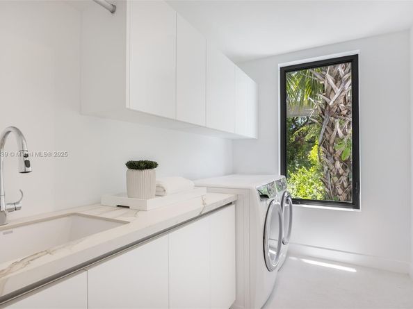 98 SW 28th Rd 1, Miami FL 33129