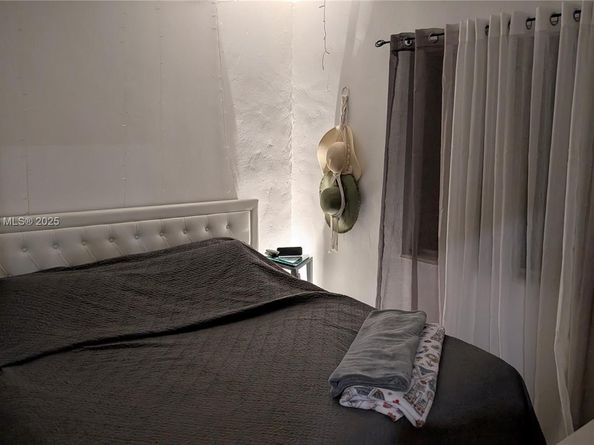 917-919 NE 10th St, Hallandale Beach FL 33009