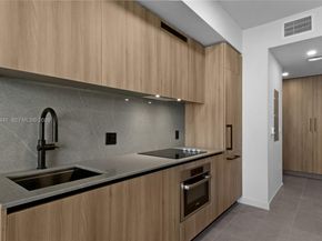 121 NE 5 St 1500, Miami FL 33132