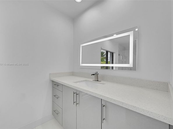 6206 White Oak Ln, Tamarac FL 33319