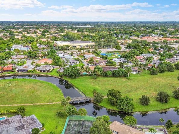 6206 White Oak Ln, Tamarac FL 33319