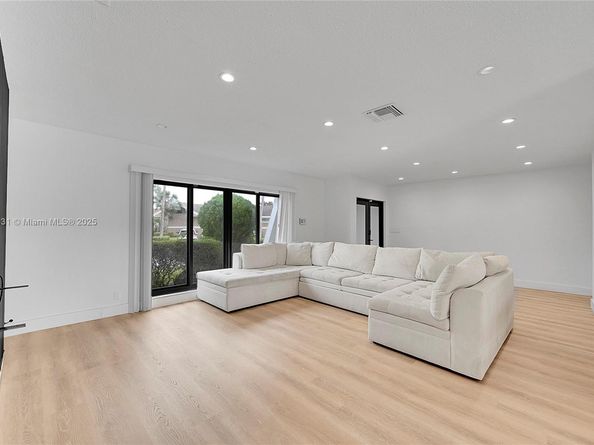 6206 White Oak Ln, Tamarac FL 33319