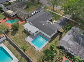 4861 NW 5th St, Plantation FL 33317