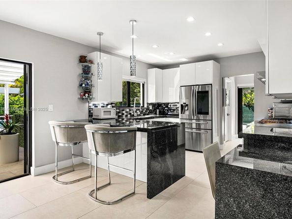 6166 Pine Tree Dr, Miami Beach FL 33140
