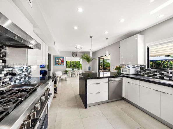 6166 Pine Tree Dr, Miami Beach FL 33140