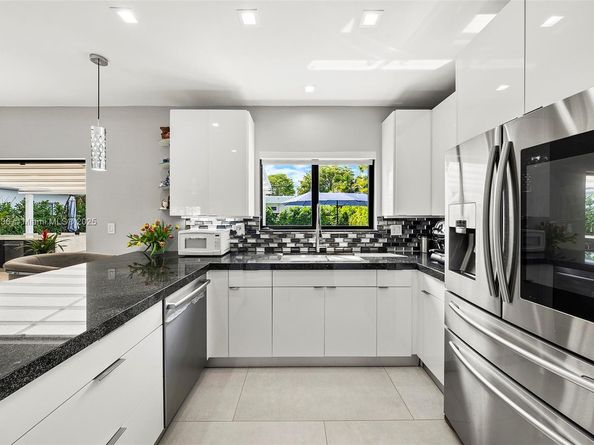 6166 Pine Tree Dr, Miami Beach FL 33140