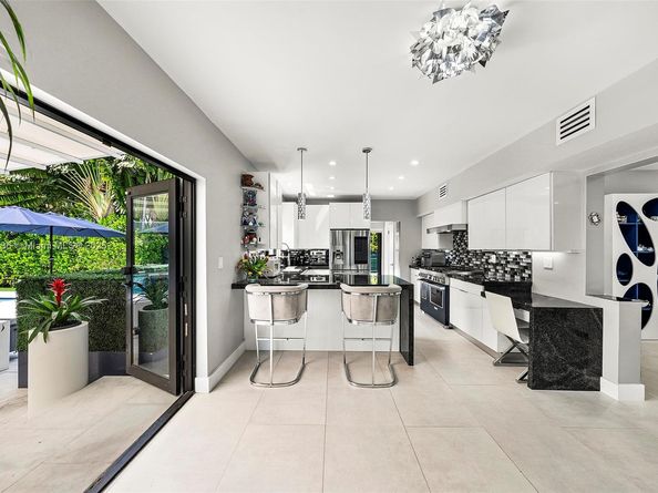 6166 Pine Tree Dr, Miami Beach FL 33140