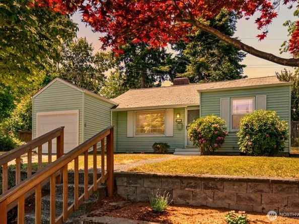 8221 23rd Avenue NE, Seattle WA 98115