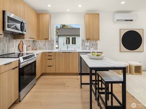 533 B N 70th Street, Seattle WA 98103