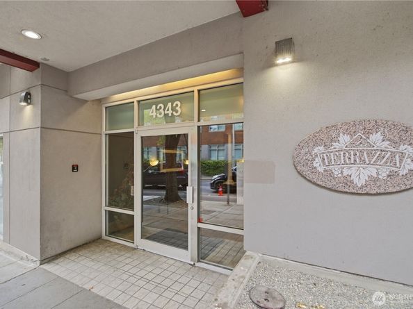 4343 Roosevelt Way NE 404, Seattle WA 98105