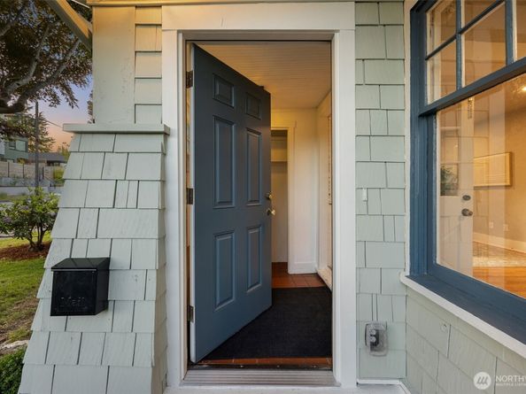 5706 35th Ave NE, Seattle WA 98105