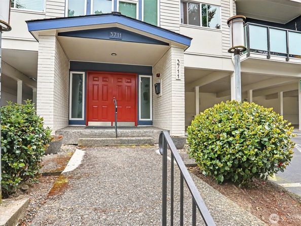 3711 26th Place W 306, Seattle WA 98199