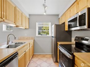 12345 Roosevelt Way NE 305, Seattle WA 98125