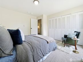 19411 56th Avenue W 220, Lynnwood WA 98036