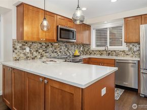 9165 45th Avenue SW 6, Seattle WA 98136