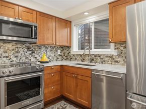 9165 45th Avenue SW 6, Seattle WA 98136