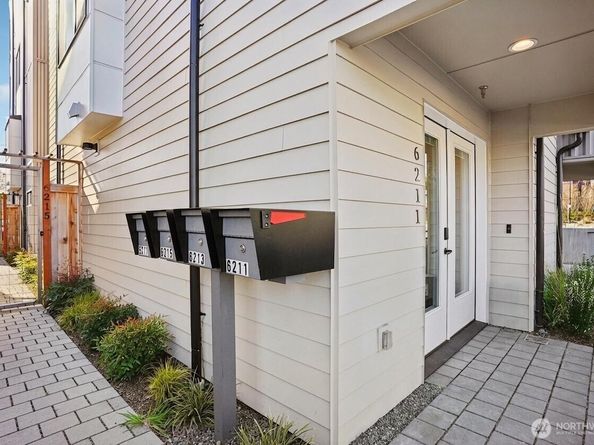 6211 12th Avenue NE, Seattle WA 98115