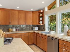 25137 SE Mirrormont Place, Issaquah WA 98027