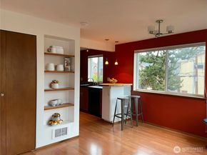 731 N 94th Street 8, Seattle WA 98103