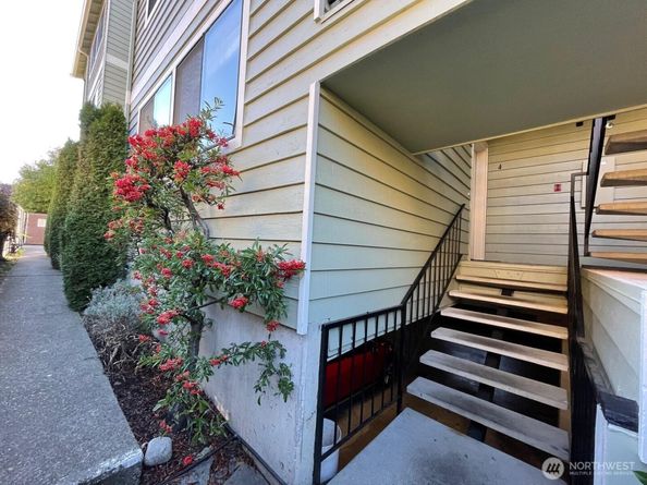 731 N 94th Street 8, Seattle WA 98103