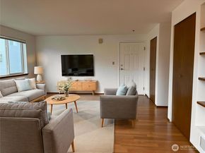 731 N 94th Street 8, Seattle WA 98103