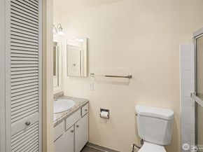 11008 NE 68th St 725, Kirkland WA 98033