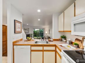 8017 NE 177th Court 504, Kenmore WA 98028