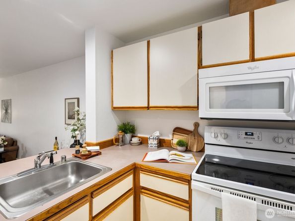 8017 NE 177th Court 504, Kenmore WA 98028