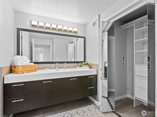 177 NE 107th Avenue 1601, Bellevue WA 98004