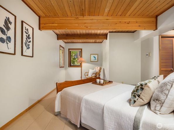 9882 Manitou Beach Drive NE, Bainbridge Island WA 98110
