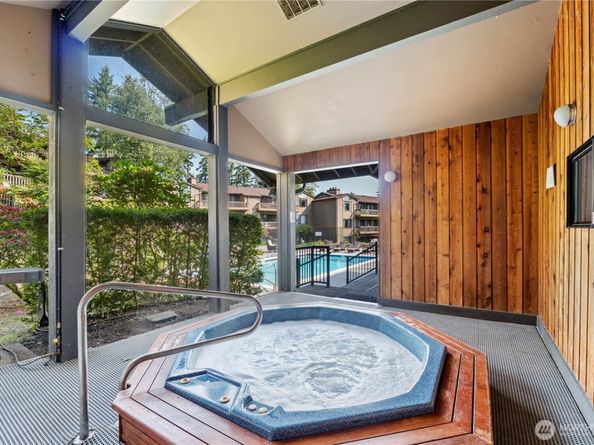17514 NE 40th Place J3, Redmond WA 98052