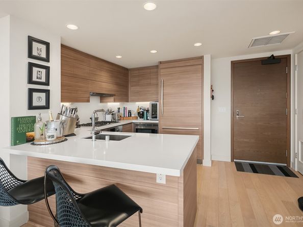 583 Battery Street 1405N, Seattle WA 98121