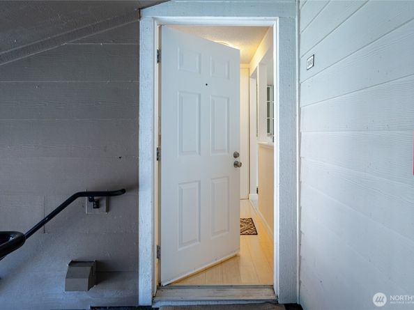 12617 NE 130th Way E303, Kirkland WA 98034