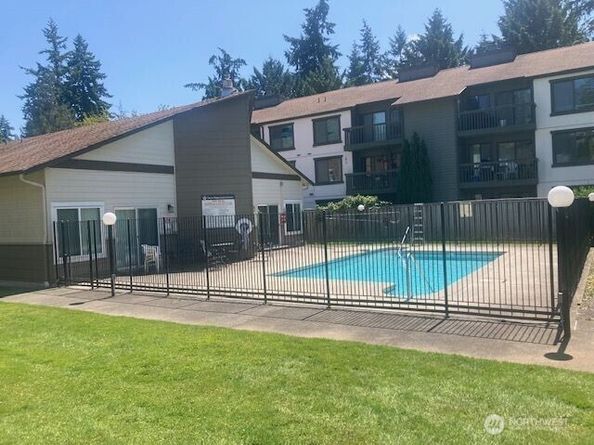 12617 NE 130th Way E303, Kirkland WA 98034