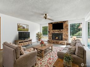 22 Riverview Drive NE, Auburn WA 98002