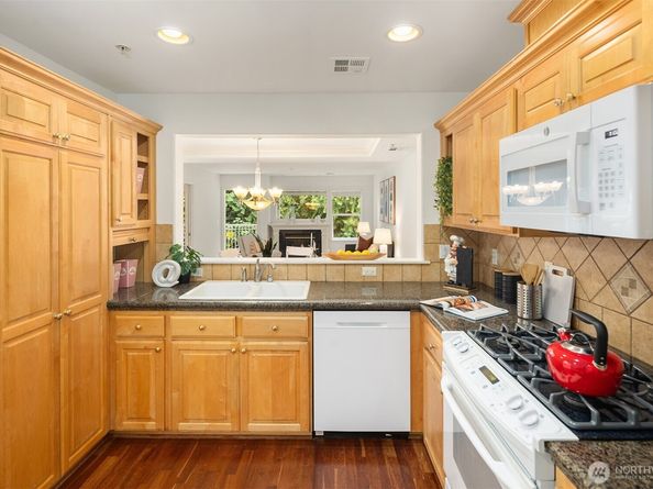 4535 Providence Point Place SE 202, Issaquah WA 98029
