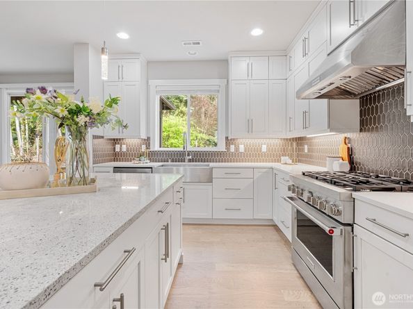 7230 NE 129th St, Kirkland WA 98034
