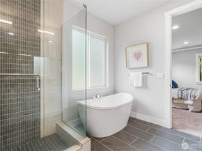 7230 NE 129th St, Kirkland WA 98034